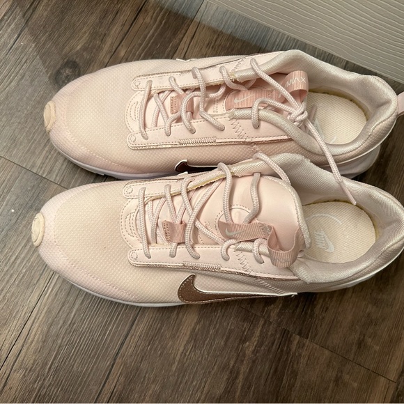 Nike Air Max Tennis Shoes - Picture 3 of 5